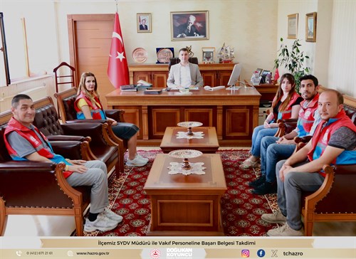 İlçemiz Sosyal Yardımlaşma ve Dayanışma Vakfı Müdürü ve Personeline Başarı Belgesi Takdimi